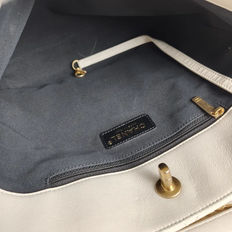 Chanel Shoulder Bag Tote Bag White Gold Calfskin One Size 25 × 7 × 24 cm 31 — detail view 10 of 10