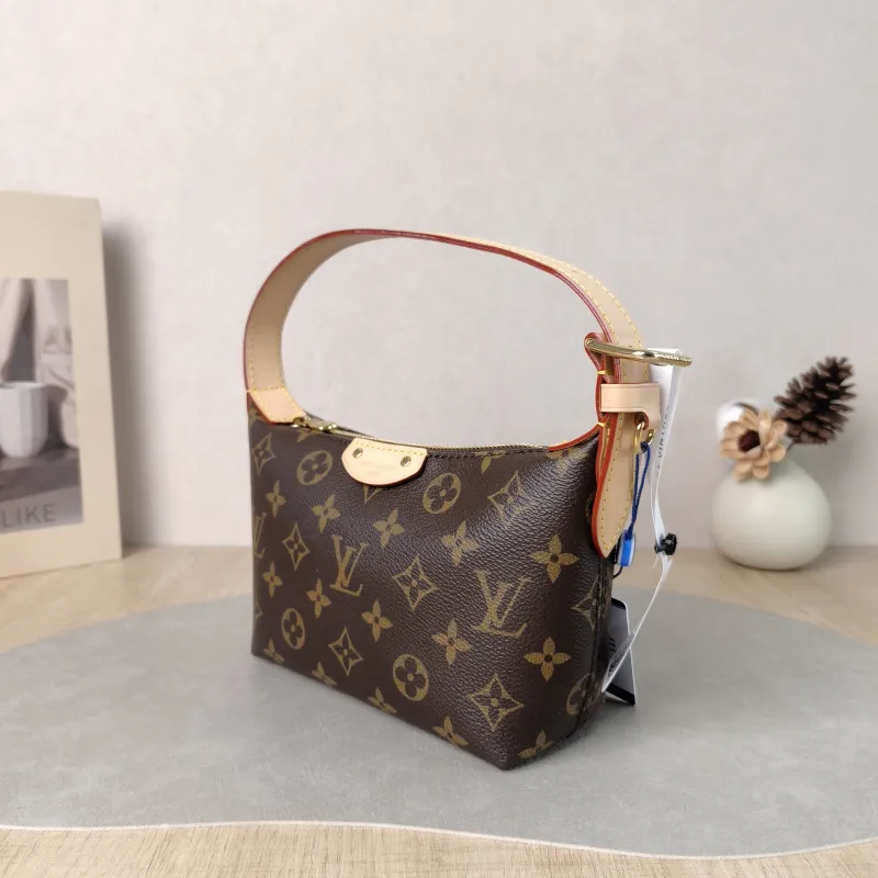 Louis Vuitton Shoulder Bag Pochette Hills Monogram PVC One Size 18.5 × 6.5 × 11 cm — cover view 6 of 6