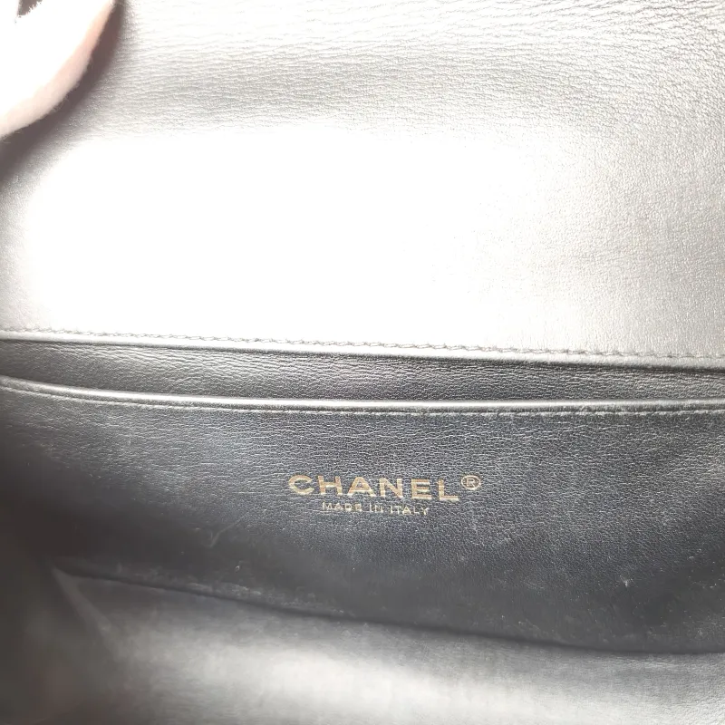 Chanel Crossbody Bag Le Boy​ Black Medium 25 × 9 × 15 cm — detail view 8 of 15