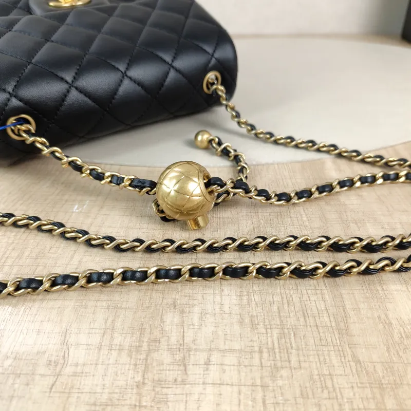 Chanel Crossbody Bag Black Lambskin One Size17 × 8 × 13.5 cm — detail view 8 of 13
