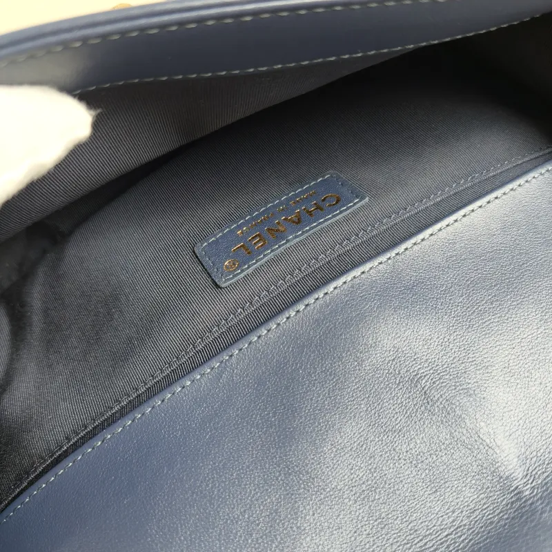 Chanel Crossbody Bag Le Boy​Navy Medium25 × 9 × 15 cm — detail view 10 of 14