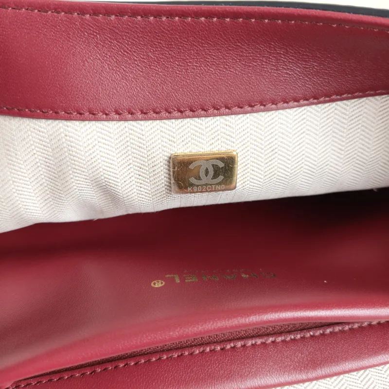 Chanel Shoulder Bag 26k Black Calfskin Medium 31.5 × 8 × 18.5 cm — detail view 8 of 13
