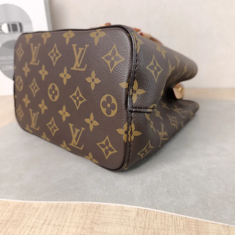 Louis Vuitton Crossbody Bag NÉONOÉ Bucket Bag BB Monogram PVC BB 20 × 13 × 20 cm — detail view 1 of 13