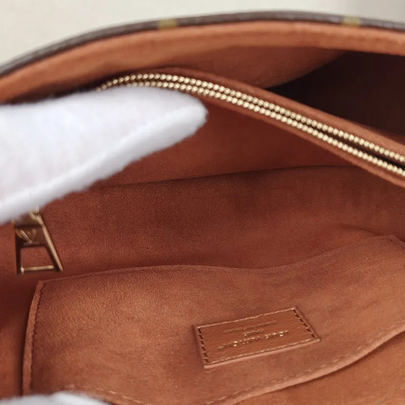 Louis Vuitton Crossbody Bag MADELEINE PVC · Calfskin BB24.5 × 8 × 16 cm — detail view 12 of 15