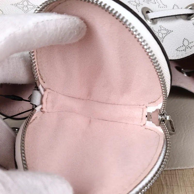 Louis Vuitton Crossbody Bag BELLA Calfskin One Size22 × 14 × 19 cm — detail view 9 of 10