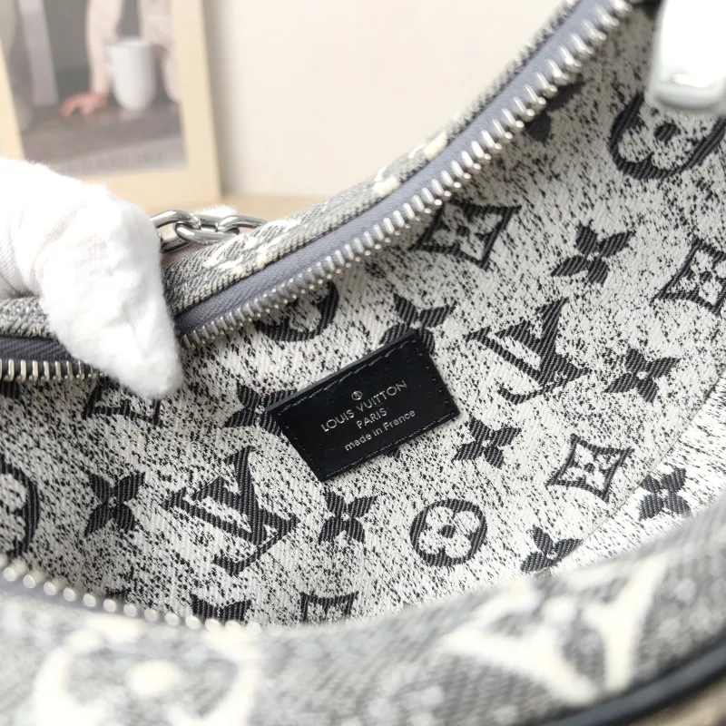 Louis Vuitton Crossbody Bag Loop Grey Small 23 × 6 × 13 cm — detail view 6 of 12