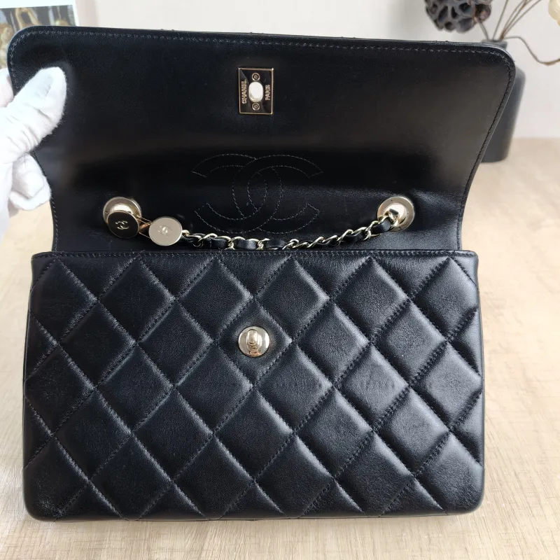 Chanel Shoulder Bagtrendy cc Shoulder Bag Black Lambskin Medium26 × 6 × 17 cm — detail view 8 of 13