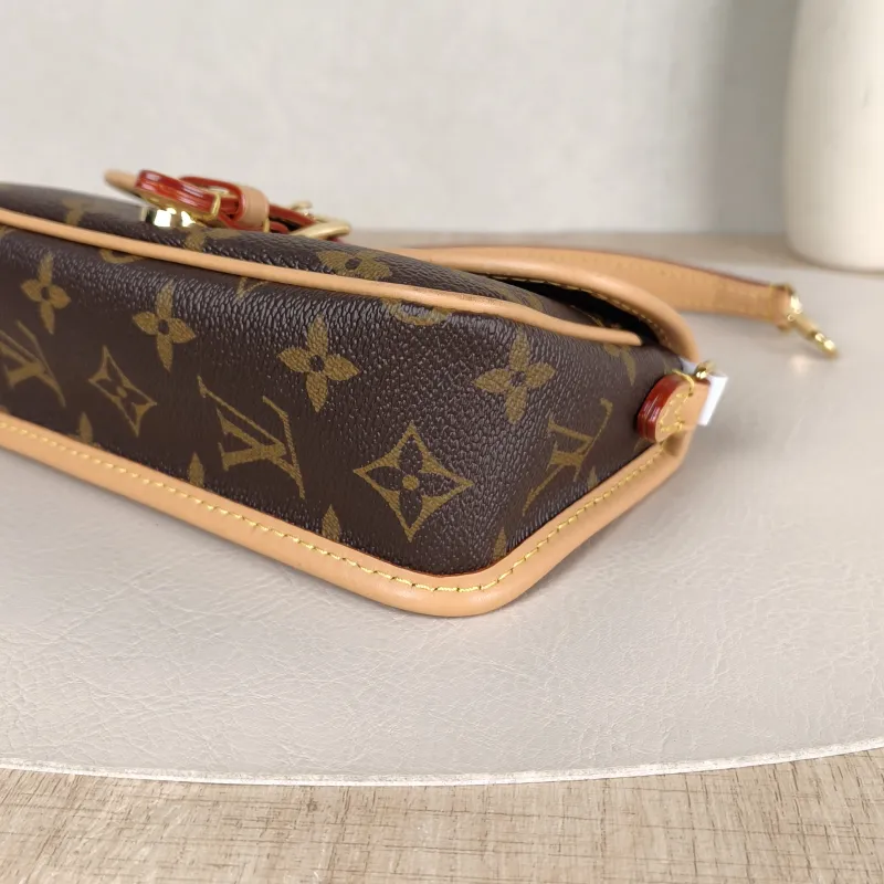 Louis Vuitton Crossbody Bag Diane Baguette Bag Monogram PV Cnano19 × 6 × 10.5 cm — detail view 1 of 12