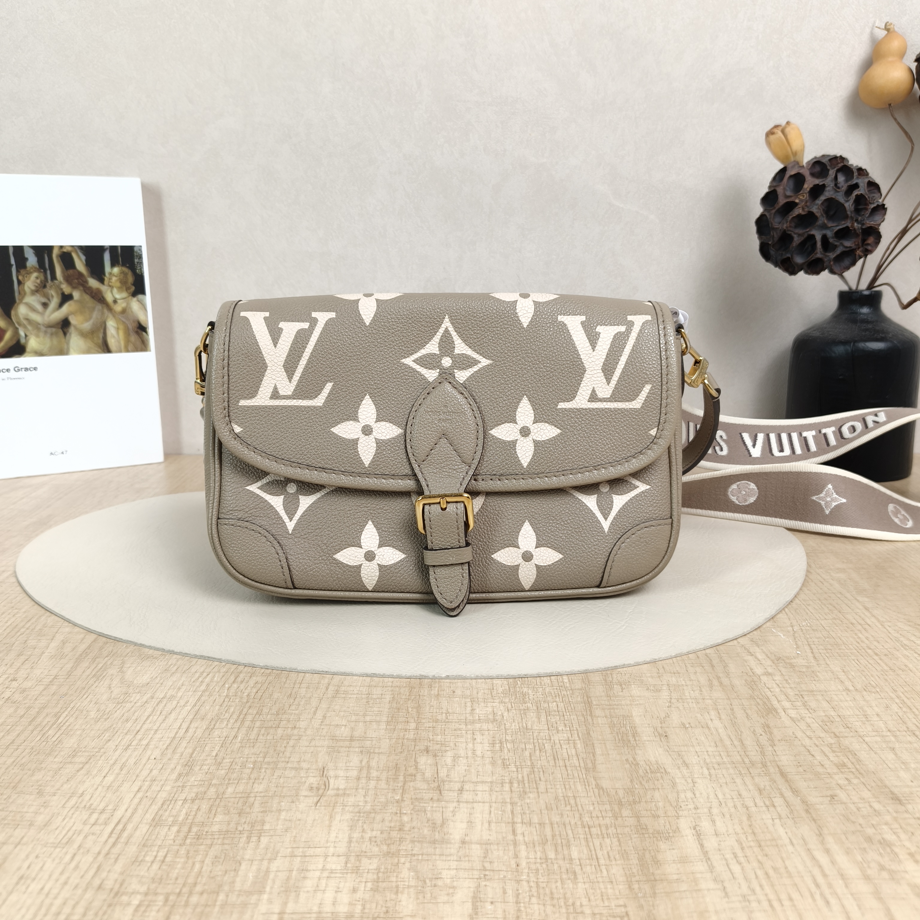 Louis Vuitton Crossbody Bag Diane Baguette Bag Monogram Empreinte Embossed Calfskin Small24 × 9 × 15 cm