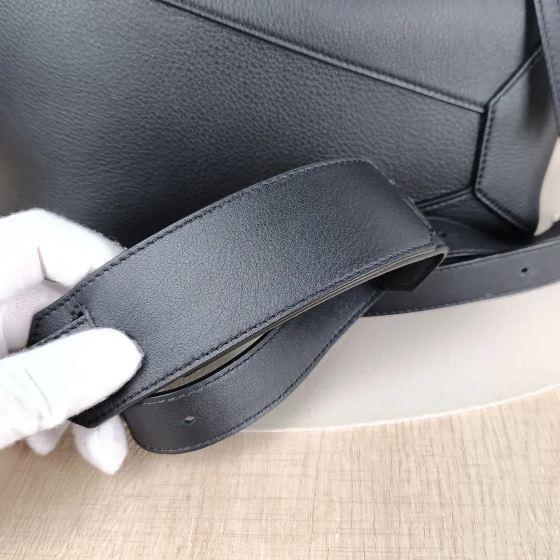LOEWE Shoulder Bag Puzzle Black CC alfskin Medium 29 × 14 × 19.5 cm — detail view 5 of 13