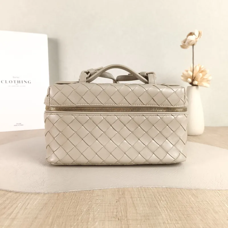 Bottega Veneta Crossbody Bag Bang Bang Cosmetic Bag Grey Lambskin One Size 22 × 6 × 12 cm
