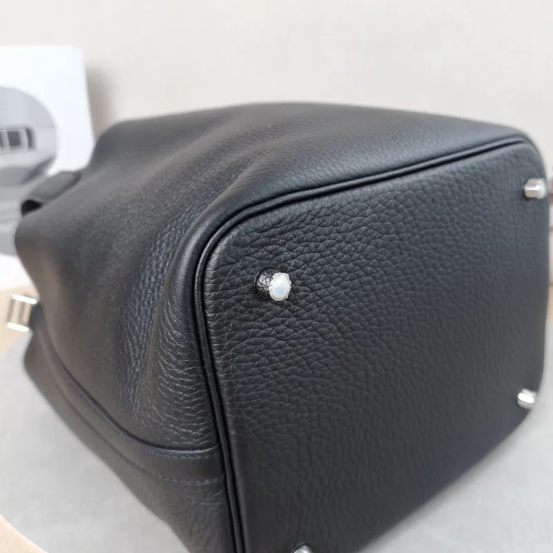 Hermès Top Handle Bag Picotin Lock 22 22Black TC Calfskin Medium22 × 18 × 21 cm — detail view 17 of 18