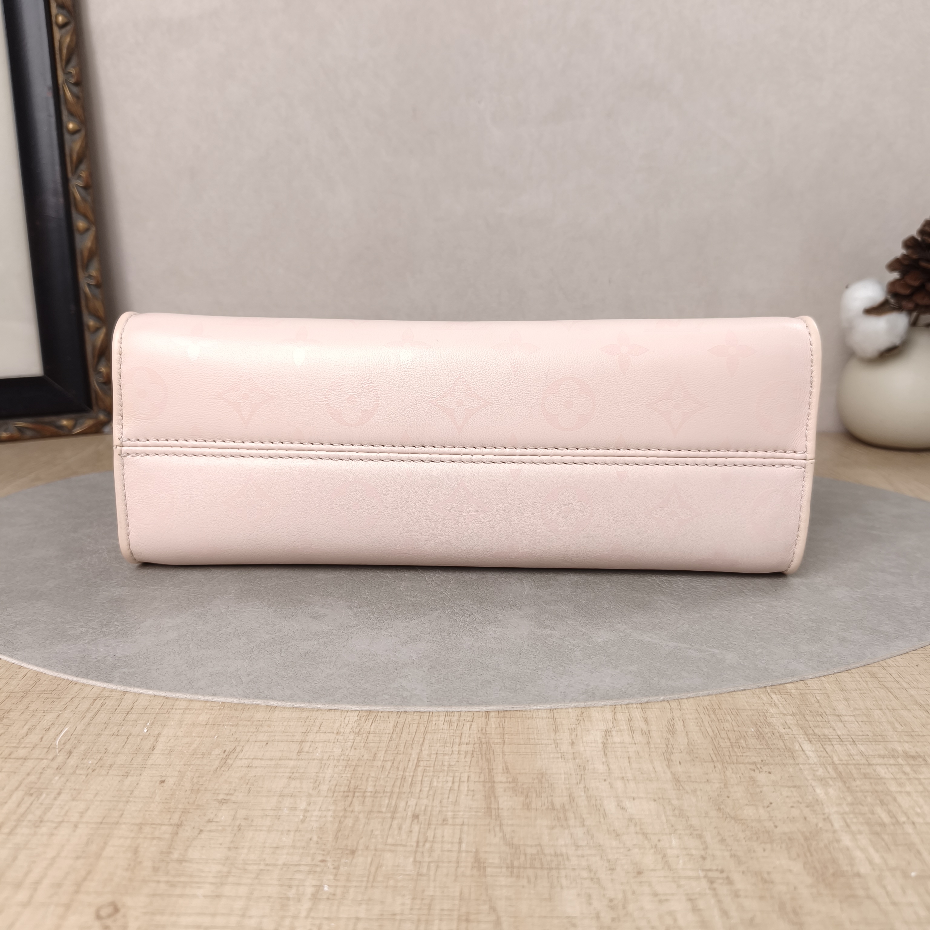 Louis Vuitton Crossbody Bag Onthego East West Two Straps Sun Yitian Pearl · Calfskin Small25 × 10 × 13 cm — cover view 5 of 6