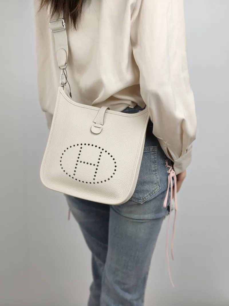 Hermès Crossbody Bag Evelyne 23 23 10Craie Taurillon Clemence TC Calfskin 23 × 6 × 24 cm G — on-model view 1 of 2