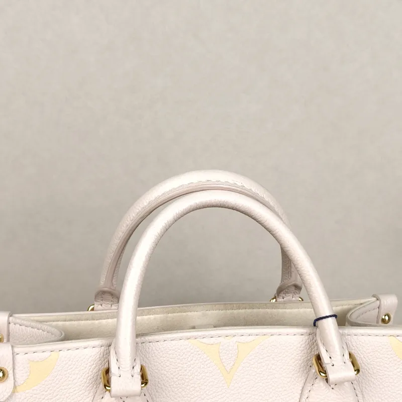 Louis Vuitton Shoulder Bag Onthego White Empreinte Embossed Calfskin Monogram Small25 × 11.5 × 19 cm — detail view 3 of 12