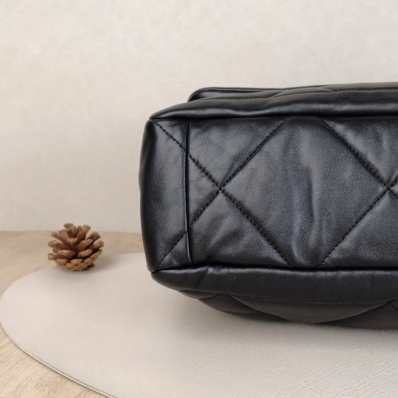 Chanel Crossbody Bag C Black Lambskin Small 28 × 9.5 × 17 cm — detail view 5 of 17