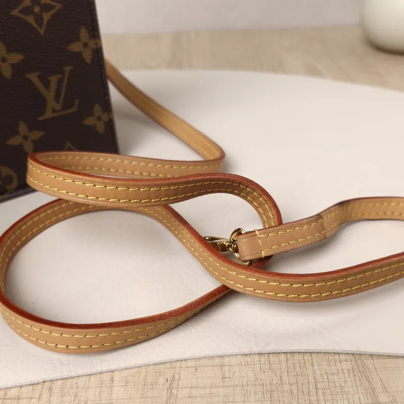 Louis Vuitton Crossbody Bag PETIT SAC PLAT Mini Monogram PV Cmini14 × 5 × 17 cm — detail view 3 of 9