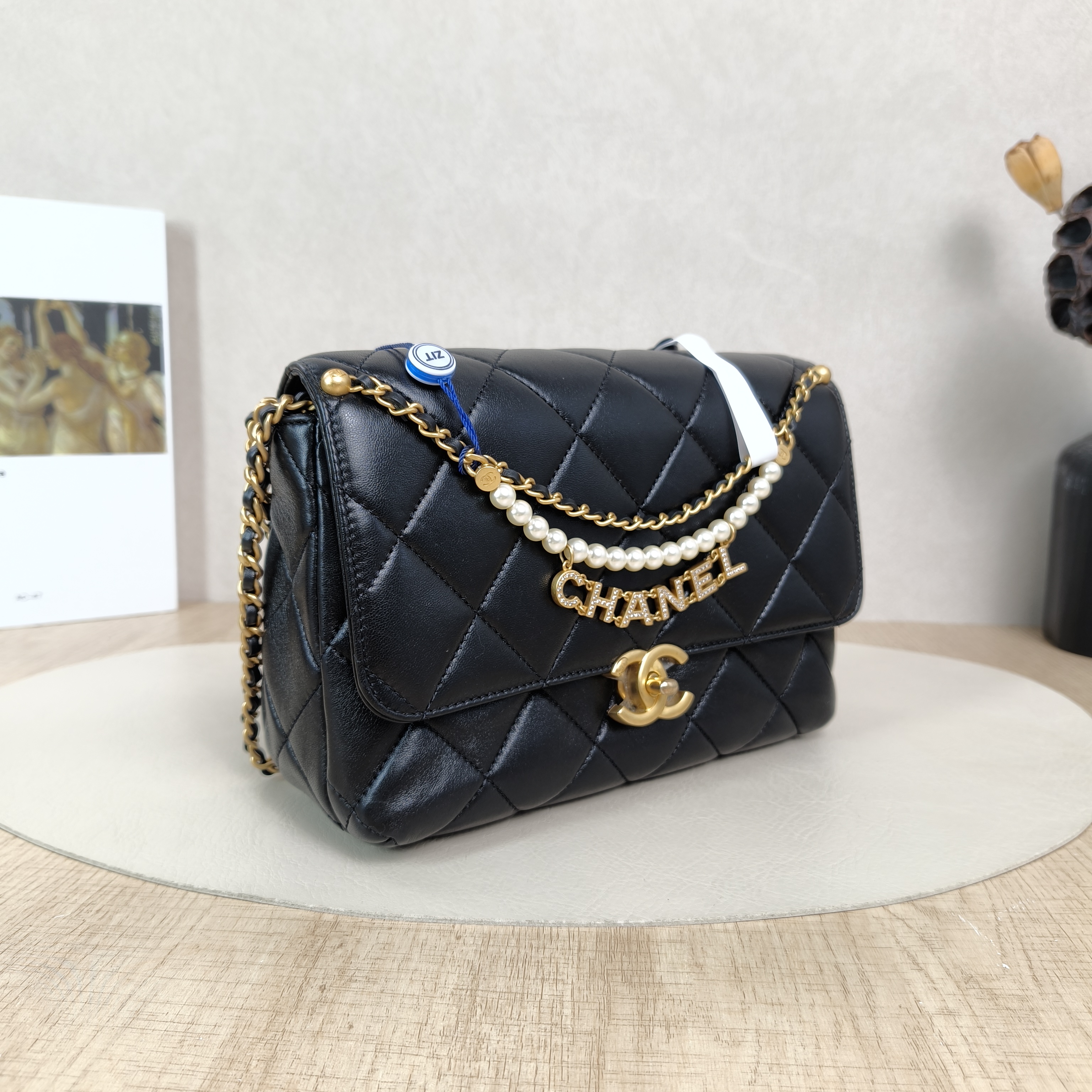 Chanel Crossbody Bag24a Pearl Black Calfskin One Size22 × 11 × 14.5 cm — cover view 4 of 6
