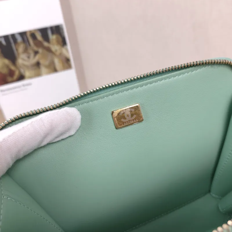 Chanel Crossbody Bag Green Waxed Leathermini18.5 × 8 × 13.5 cm — detail view 6 of 13