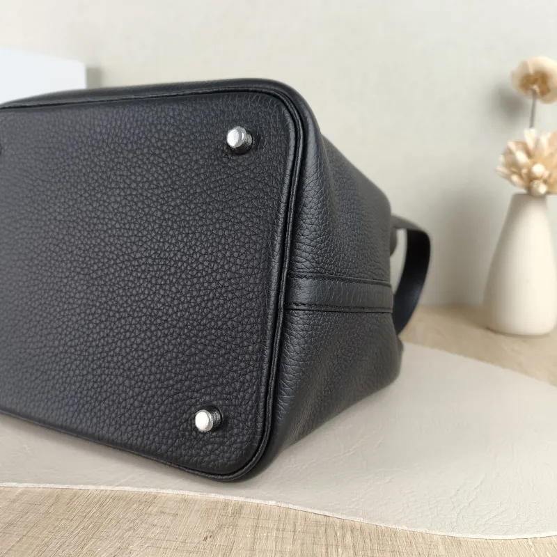 Hermès Top Handle Bag Picotin Lock 22 22 Black TC Calfskin Medium 22 × 18 × 21 cm k — detail view 4 of 9