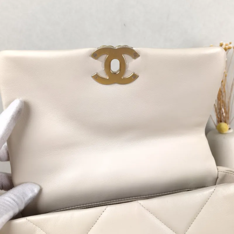 Chanel Crossbody Bag 19Bag Beige Lambskin Small 26 × 9 × 16 cm 30 — detail view 13 of 15