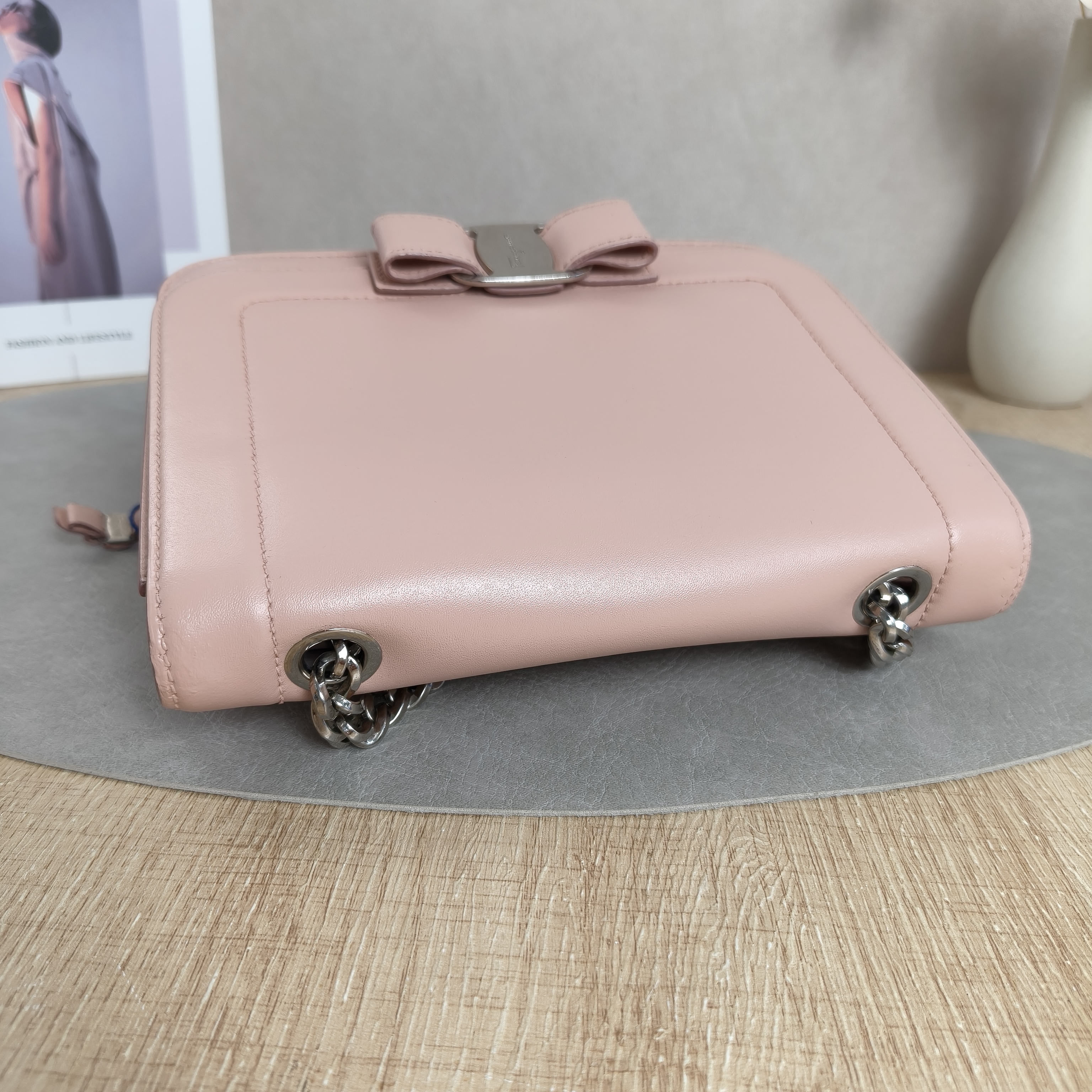 FERRAGAMO vara Chain Bag Pink Calfskin · 20 × 6.5 × 16 cm — cover view 4 of 9