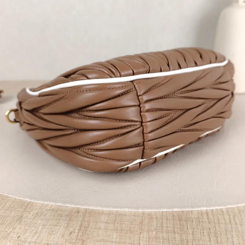 Miumiu Shoulder Bag Wander Matelassé Hobo Lambskin Small 20 × 6 × 17 cm — detail view 9 of 12