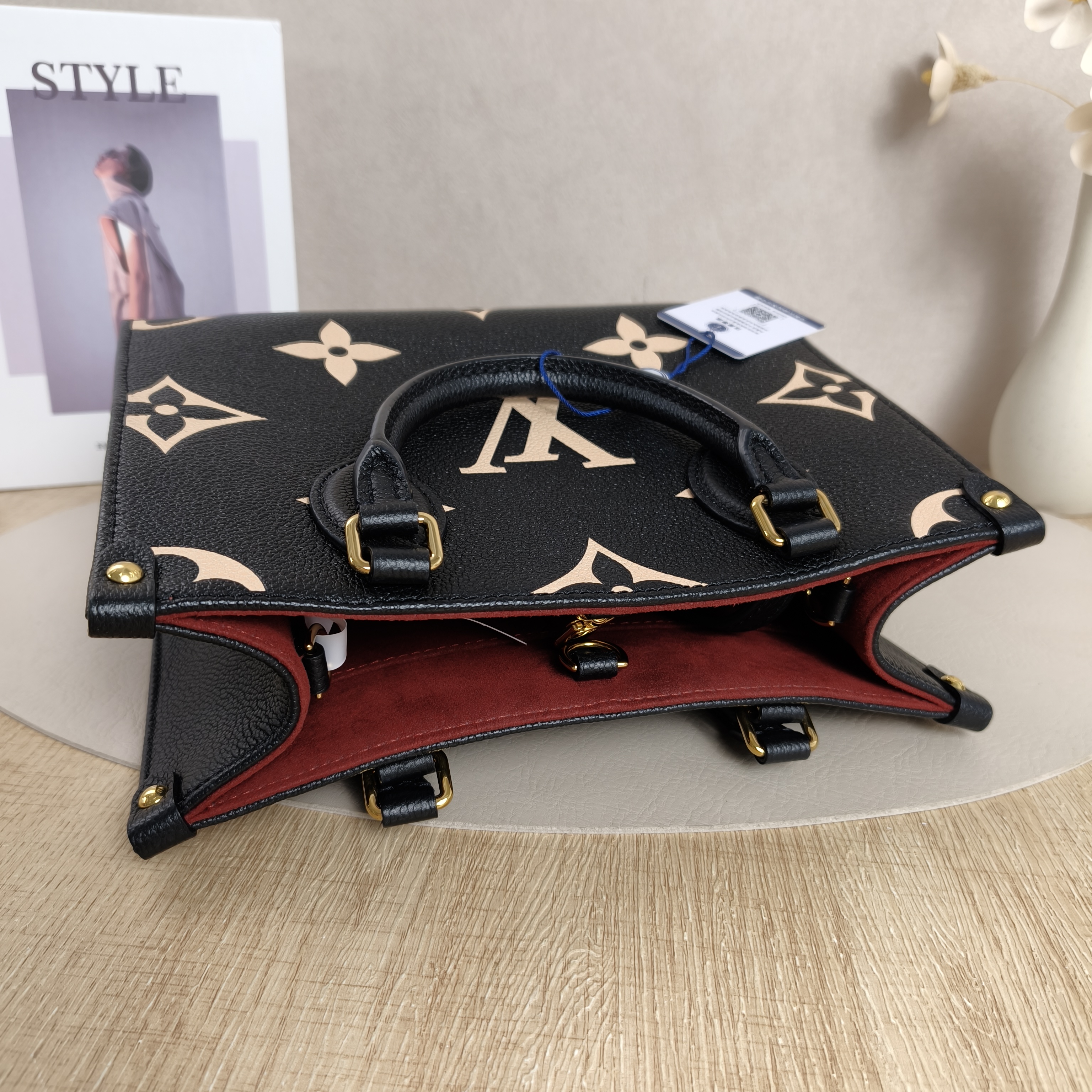Louis Vuitton onthego Small Black Calfskin Microchip Edition · Shoulder Strap Box Dust Bag · 25 × 11.5 × 19 cm — cover view 11 of 13