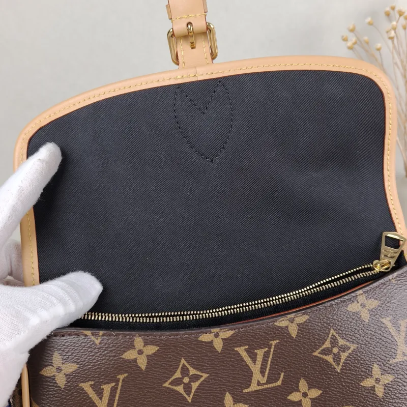 Louis Vuitton Crossbody Bag Diane Baguette Bag Shoulder Strap PVC Small 24 × 9 × 15 cm — detail view 5 of 14