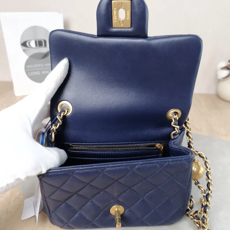 Chanel Crossbody Bag Blue Lambskin 17 × 8 × 13.5 cm — detail view 9 of 11
