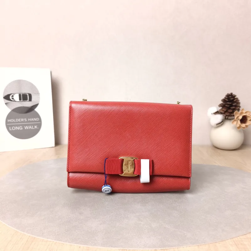 FERRAGAMO Crossbody Bag Chain Bag Red Calfskin One Size19 × 3.5 × 14 cm