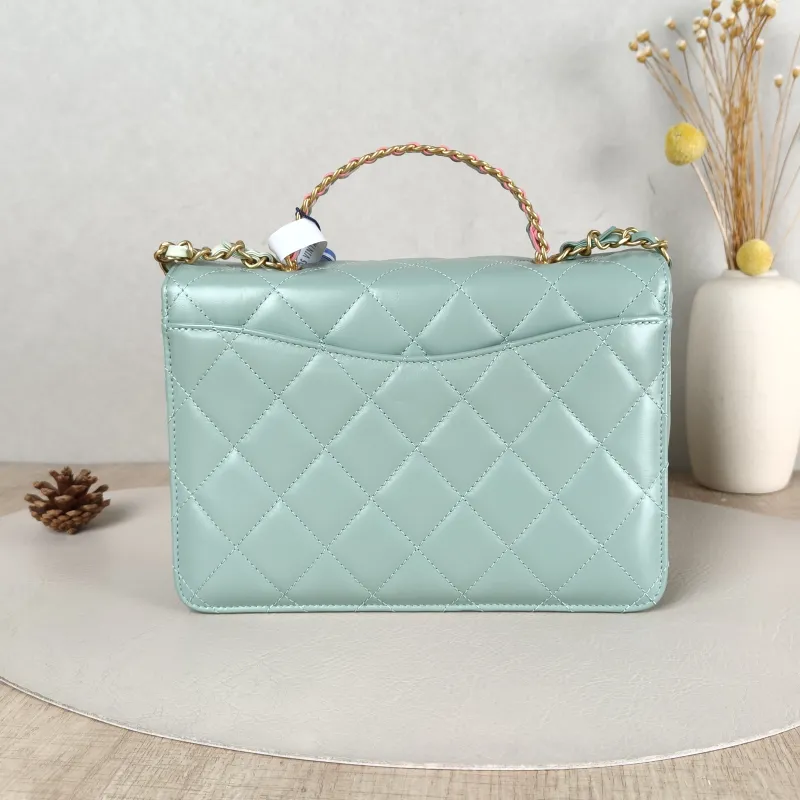 Chanel Crossbody Bag Green Calfskin One Size 22 × 7 × 16 cm — cover view 2 of 5