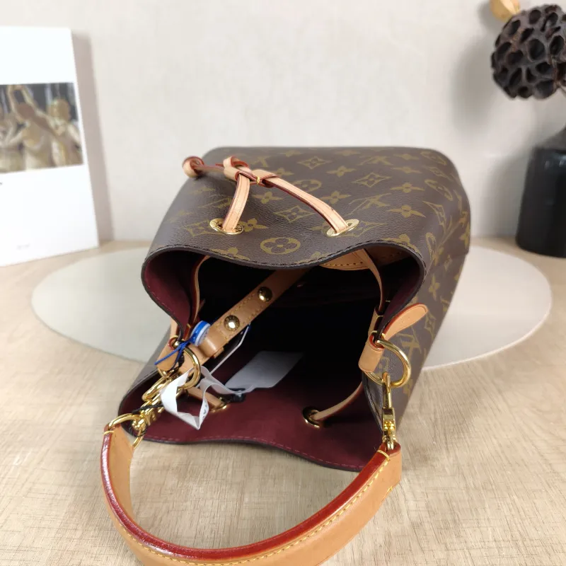 Louis Vuitton Crossbody Bag NÉONOÉ Bucket Bag BB Monogram PVC BB 20 × 13 × 20 cm — detail view 2 of 10