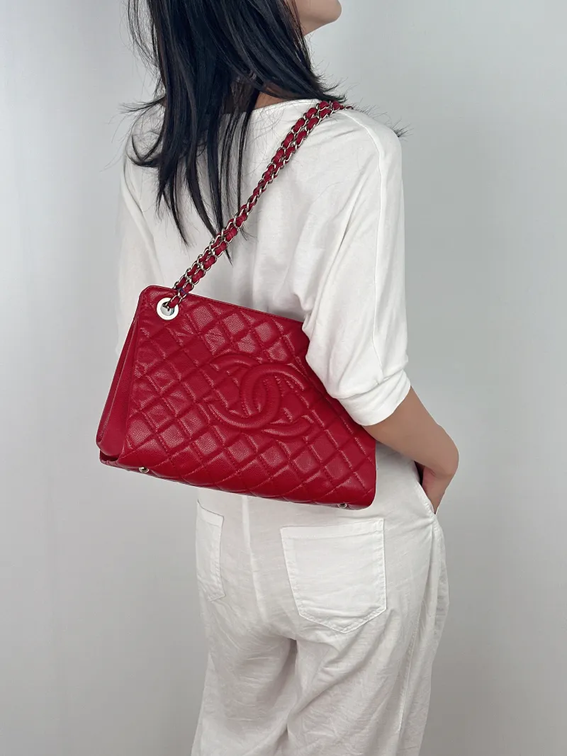 Chanel Shoulder Bag Tote Bag Red Grained Calfskin One Size 30 × 11 × 20 cm 17 — on-model view 1 of 3
