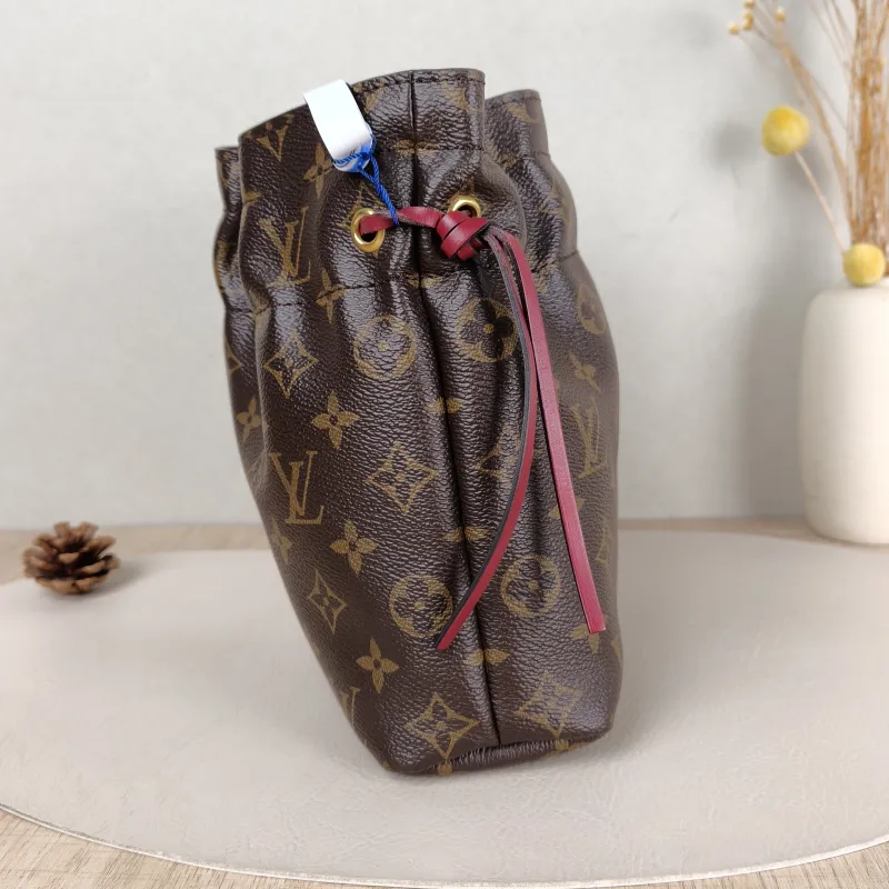 Louis Vuitton Clutch NOÉ Bucket Bag Monogram PVC 22 × 9 × 24 cm — detail view 4 of 7