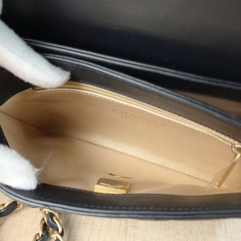 Chanel Crossbody Bag Crossbody Bag Black with Gold-Tone Hardware Lambskin Mini 20 × 6.5 × 13 cm — detail view 4 of 16
