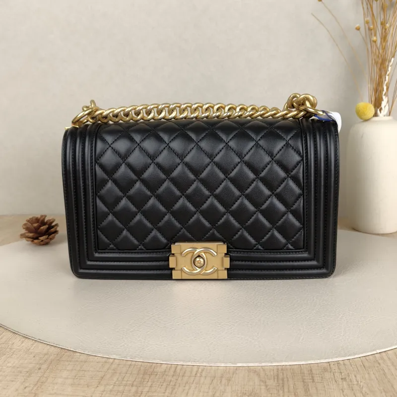 Chanel Crossbody Bag Le Boy​Black Calfskin25 × 9 × 15 cm