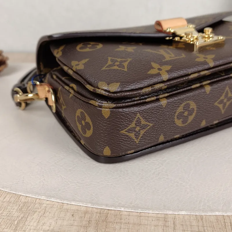 Louis Vuitton Crossbody Bag Pochette Métis East West Monogram PVC Small 21.5 × 6 × 13.5 cm — detail view 4 of 14