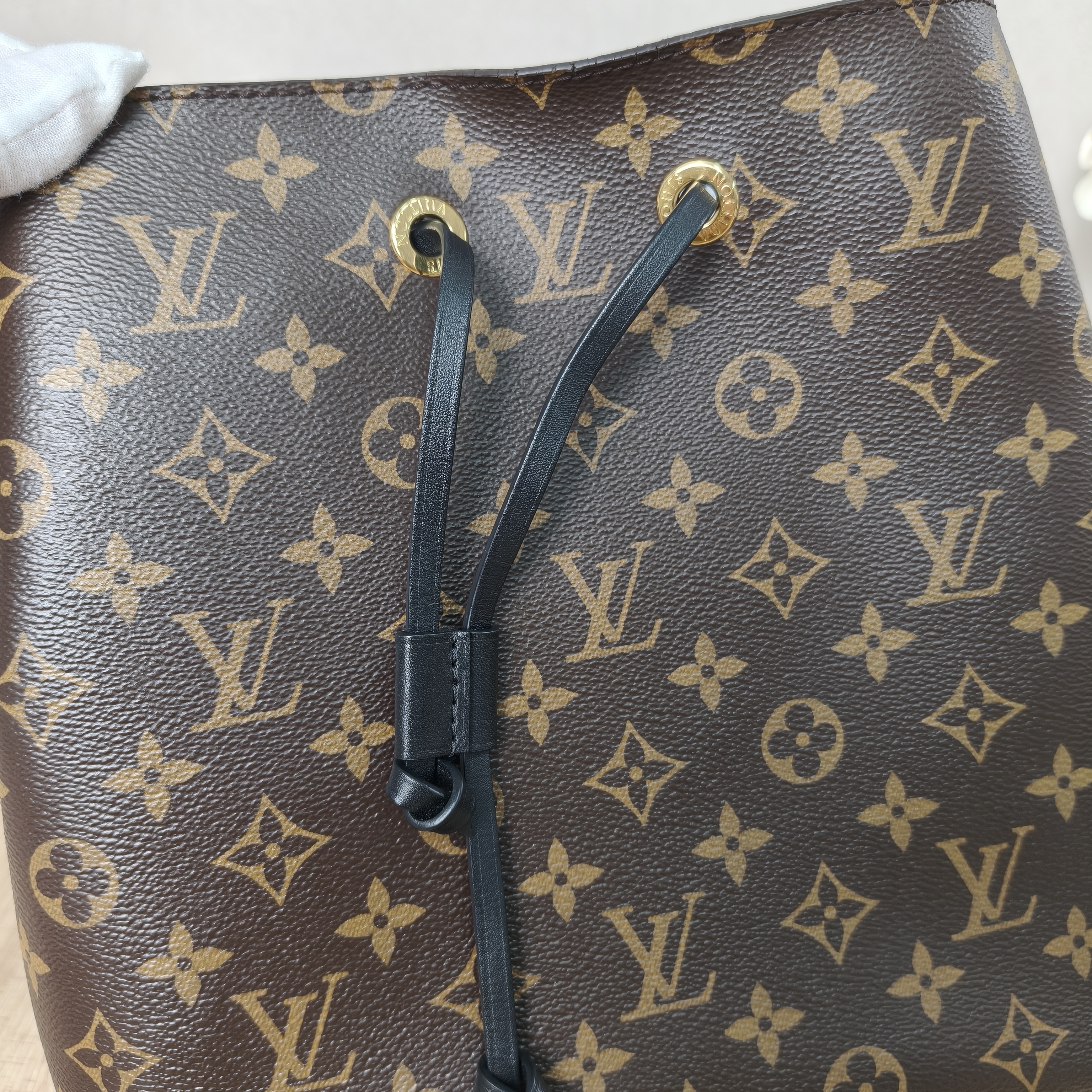 Louis Vuitton NÉONOÉBucket Bag Medium Monogram Microchip Edition · Shoulder Strap · 26 × 17.5 × 26 cm — cover view 9 of 10
