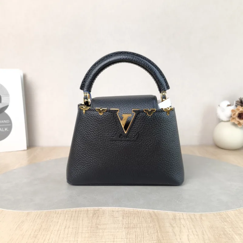 Louis Vuitton Crossbody Bag Capucines Black · Calfskin Mini 21 × 8 × 14 cm