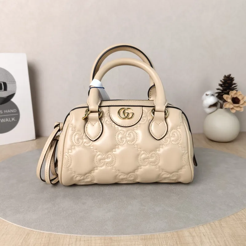 GUCCI Crossbody Bag GG matelasse Beige Calfskinmini19 × 11 × 13 cm