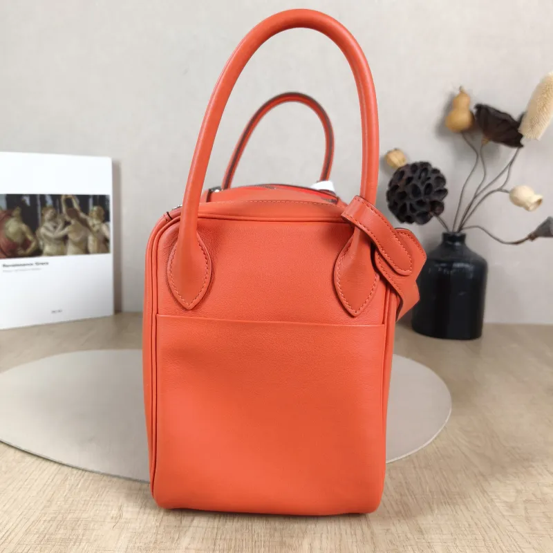 Hermès Crossbody Bag Lindy 30S5 Swift Calfskin30 × 15 × 19 cm — detail view 2 of 11