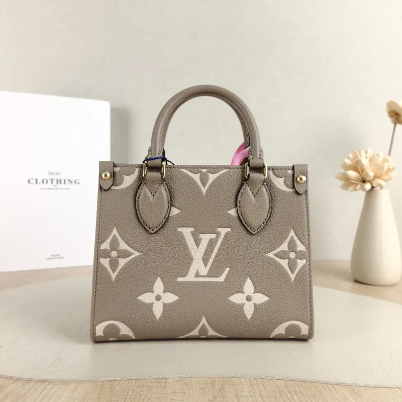 Louis Vuitton Crossbody Bag Onthego BB · White Monogram Empreinte Embossed Calfskin BB 18 × 8.5 × 15 cm