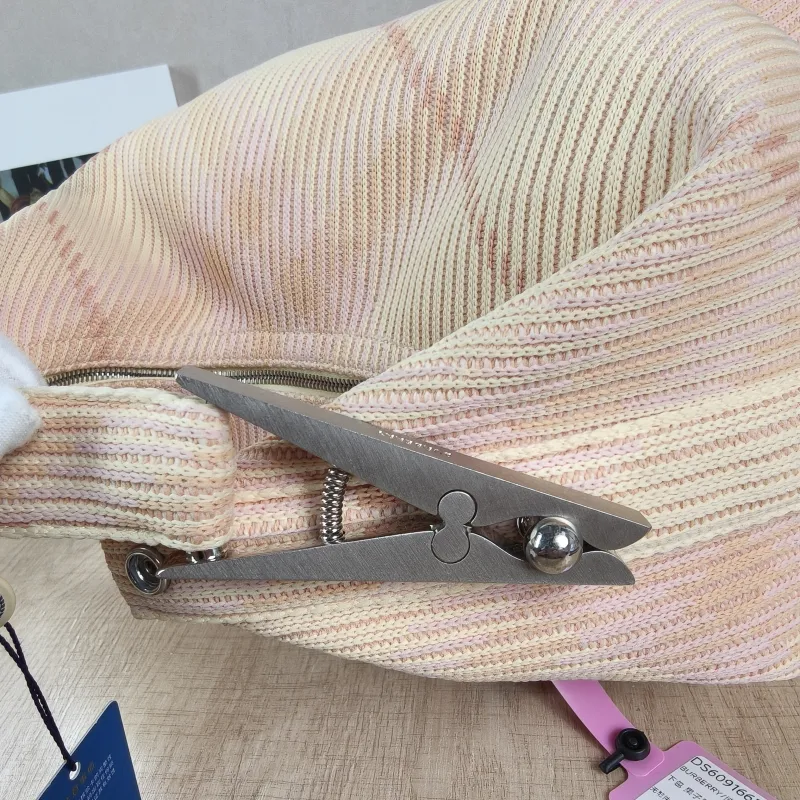 BURBERRY Shoulder Bag 30 × 17 × 38.5 cm — detail view 9 of 11