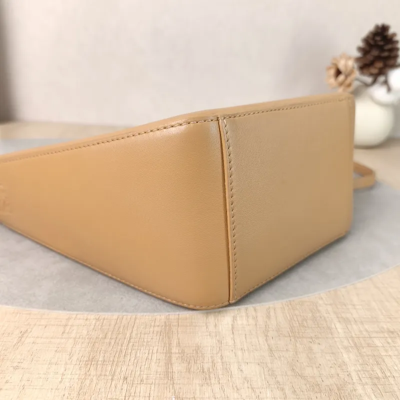 LOEWE Shoulder Bag Hammock hobo Brown Calfskinmini28 × 9.5 × 17 cm — detail view 5 of 12