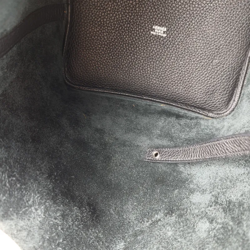 Hermès Top Handle Bag Picotin Lock 22 22 Black Taurillon Clemence TC Calfskin Medium 22 × 18 × 21 cm C — detail view 9 of 12