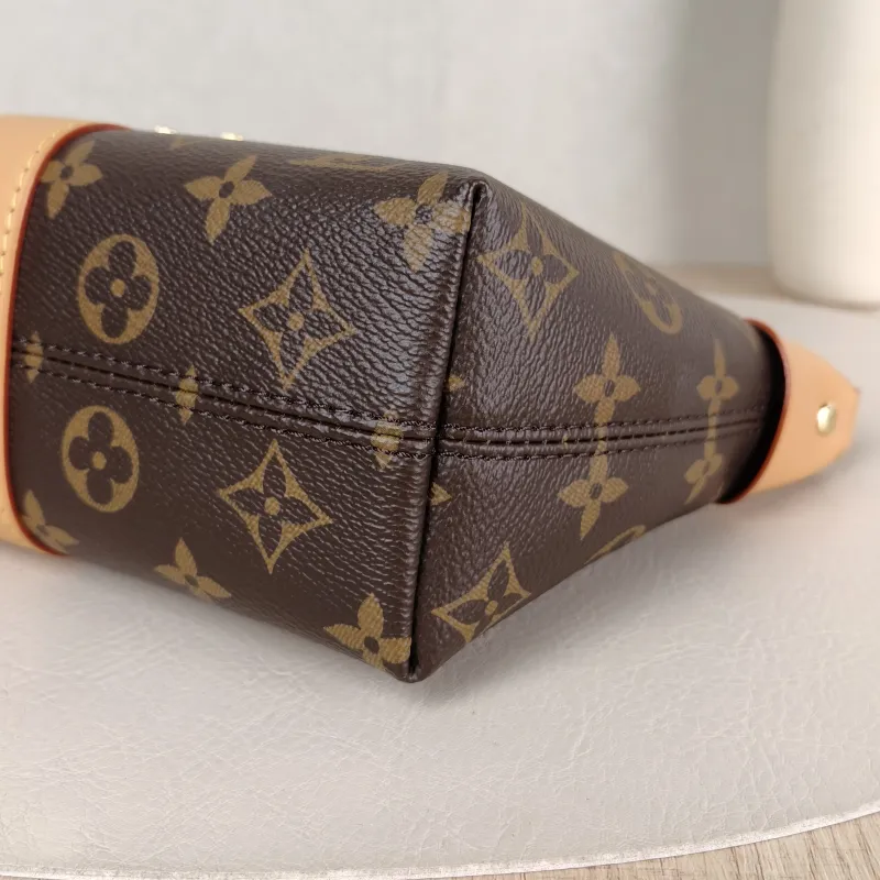 Louis Vuitton Shoulder Bag Pochette Mia Monogram PVC One Size 22 × 8 × 14.5 cm — detail view 1 of 10