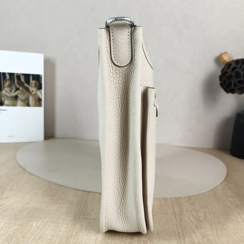 Hermès Crossbody Bag Evelyne 23 23 10Craie Taurillon Clemence TC Calfskin 23 × 6 × 24 cm G — detail view 2 of 11