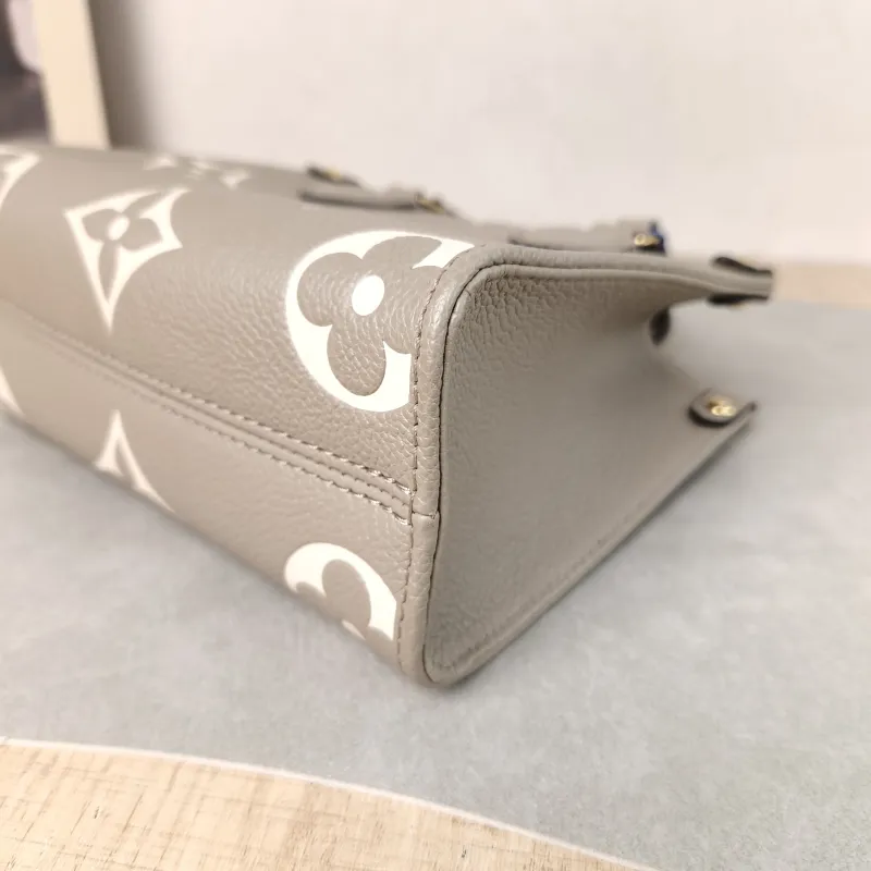 Louis Vuitton Crossbody Bag Onthego BB · White Monogram Empreinte Embossed Calfskin BB 18 × 8.5 × 15 cm — detail view 9 of 11