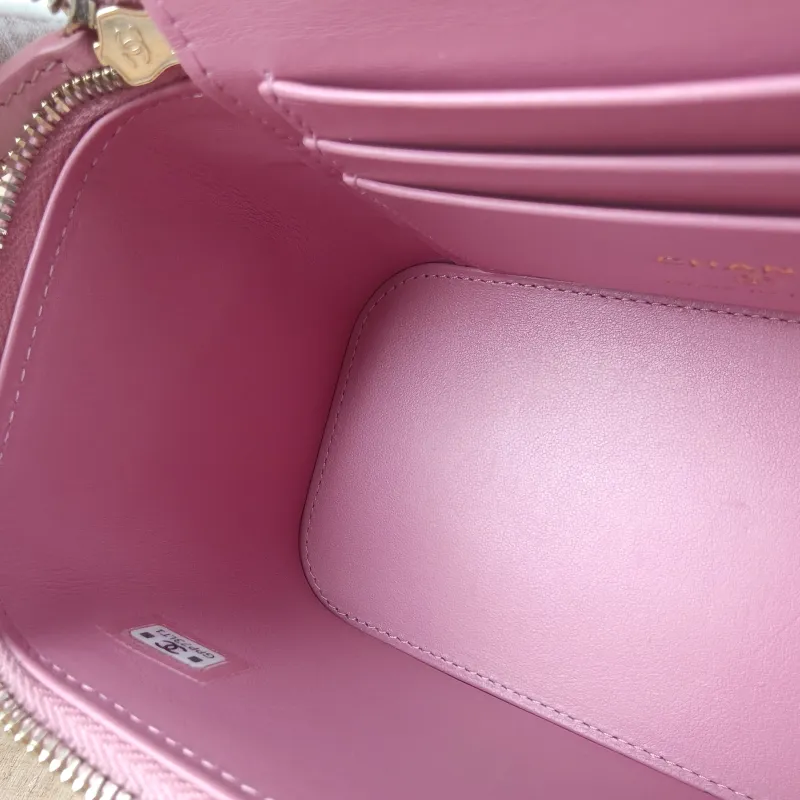 Chanel Crossbody Bag Pink Lambskin One Size17 × 8 × 9.5 cm — detail view 14 of 15